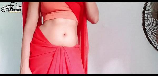  Indian desi girl showing off boobs in saree